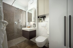 Ein modernes Badezimmer mit Dusche, Toilette und Waschtisch.