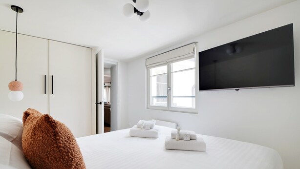 Room - One-Bedroom Apartment (Paris)