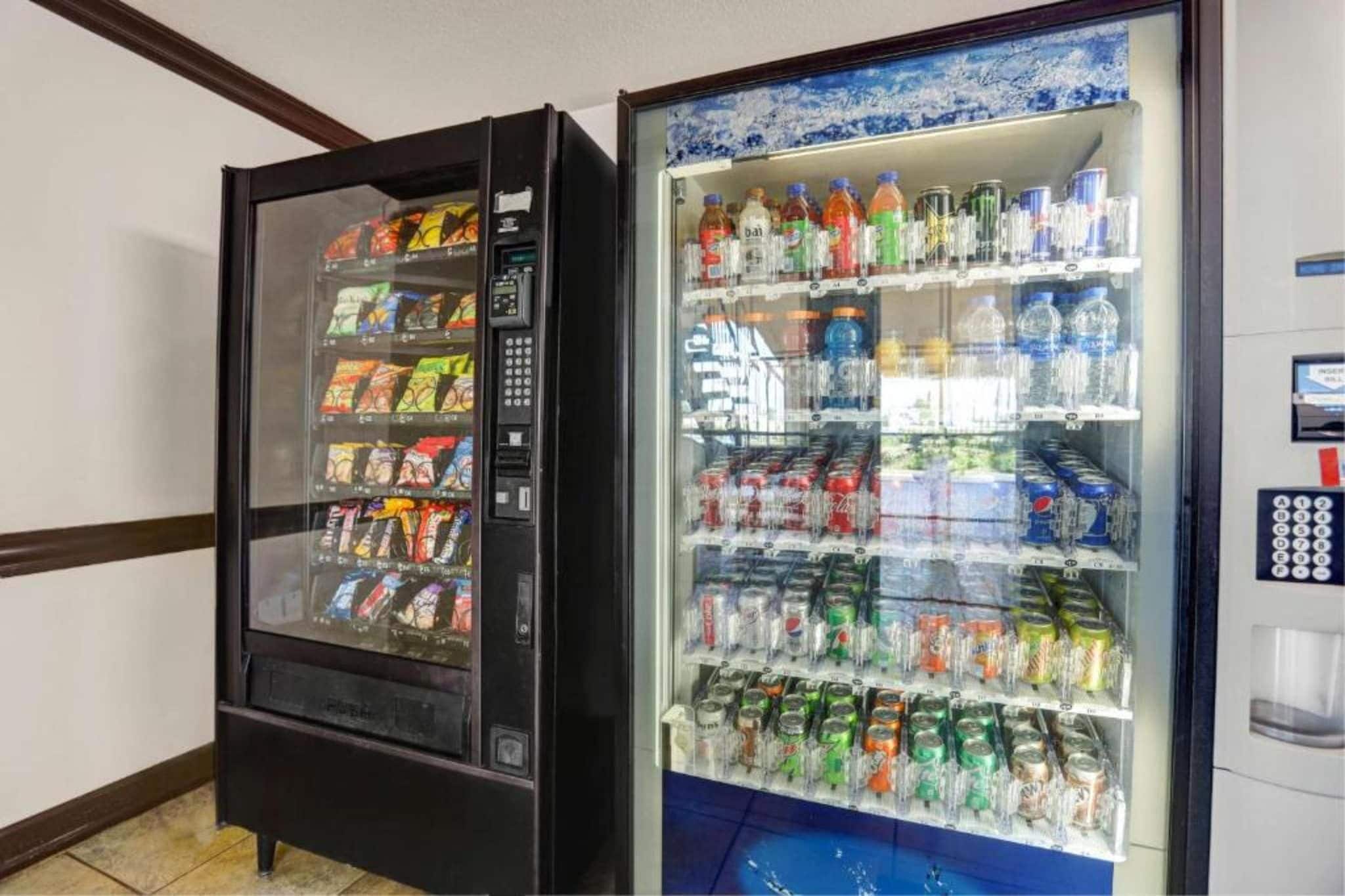 Dos máquinas expendedoras con aperitivos y bebidas.