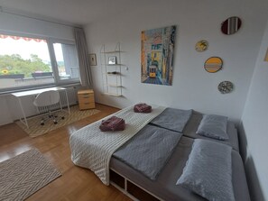 Una camera da letto moderna con un letto, una scrivania e un termosifone.
