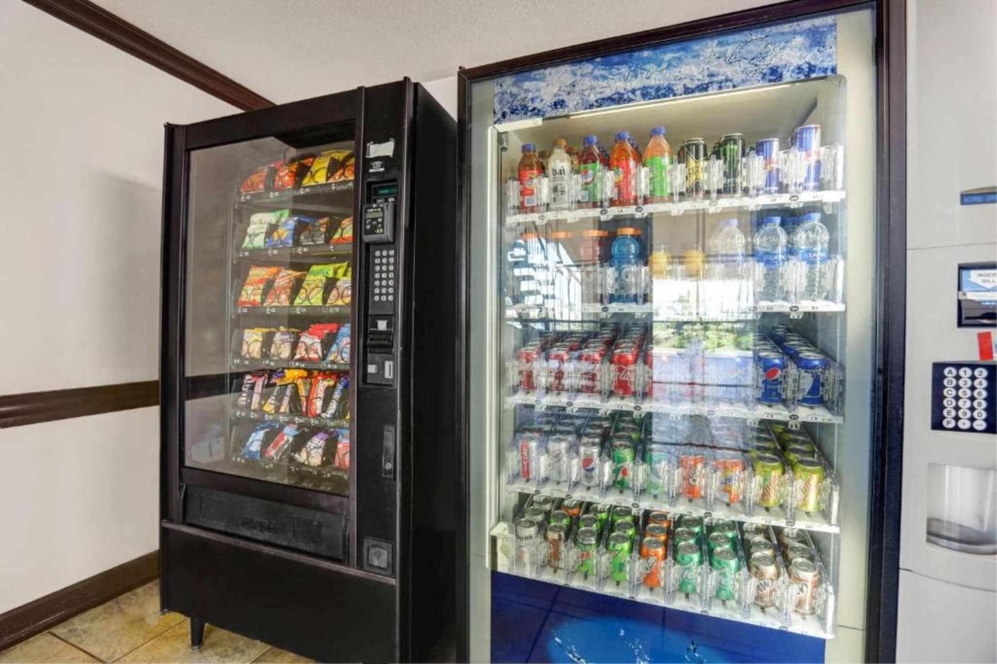Twee automaten met snacks en drankjes.