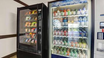 Twee automaten met snacks en drankjes.