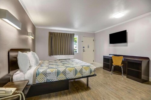 1 King Bed | Non-Smoking