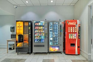 En række automater, herunder kaffemaskine, snackautomater og en Coca-Cola maskine.
