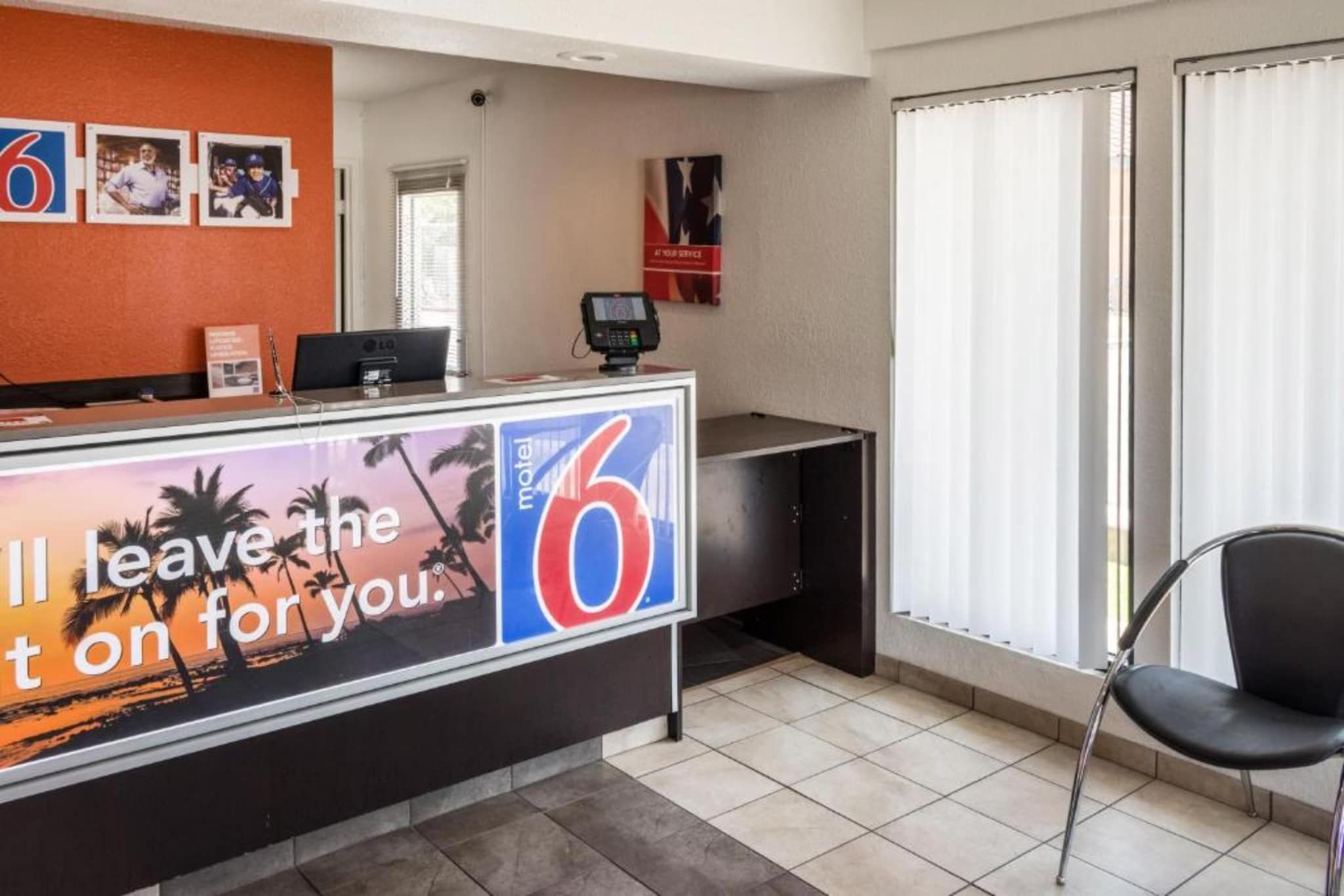 Een hotel receptie met een bord waarop staat: 'Ik laat nummer zes voor je aan.'