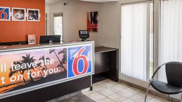 Een hotel receptie met een bord waarop staat: 'Ik laat nummer zes voor je aan.'