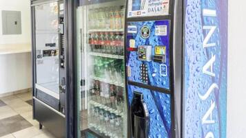 Máquina expendedora con dispensador de agua y refrigerador de bebidas.