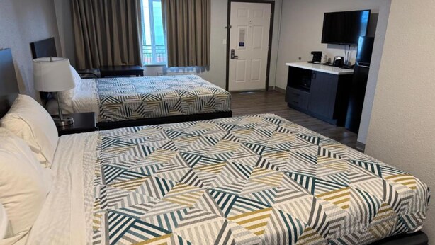 Room - 2 Queen Beds | Smoking, Micfridge (Vancouver)