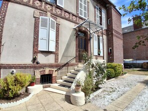 Exterior - Vrbo Property (Gisors)