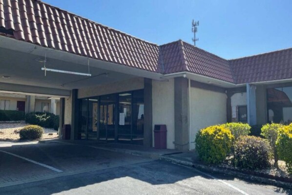 A building with a covered entrance, a clear sky, and a parking lot. - MS6 Stockbridge|2 Queen Beds|NS, Micfridge (Stockbridge)