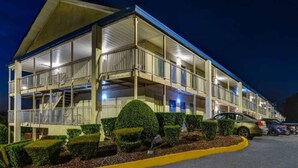 A multi-story hotel with balconies, a parking area, and well-maintained landscaping. - 1 King Bed | Non-Smoking (Atlanta)