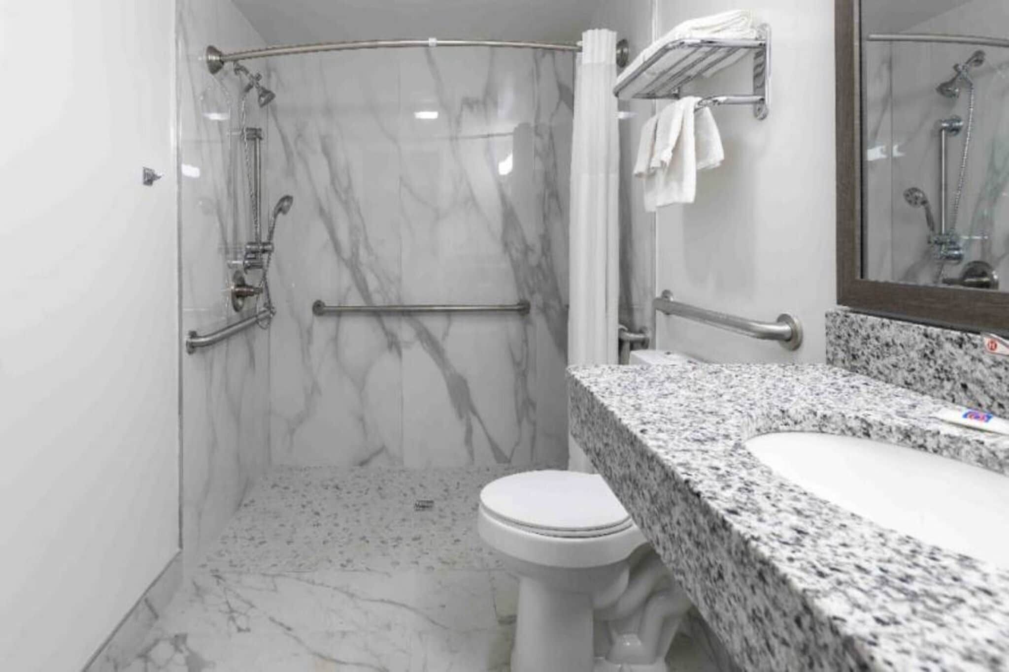 Un bagno con doccia, WC e lavabo.