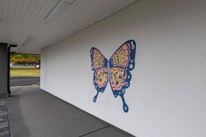 Una pared con un mural de mariposas.