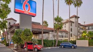 Un hôtel avec une grande enseigne indiquant qu’il propose 6 suites.