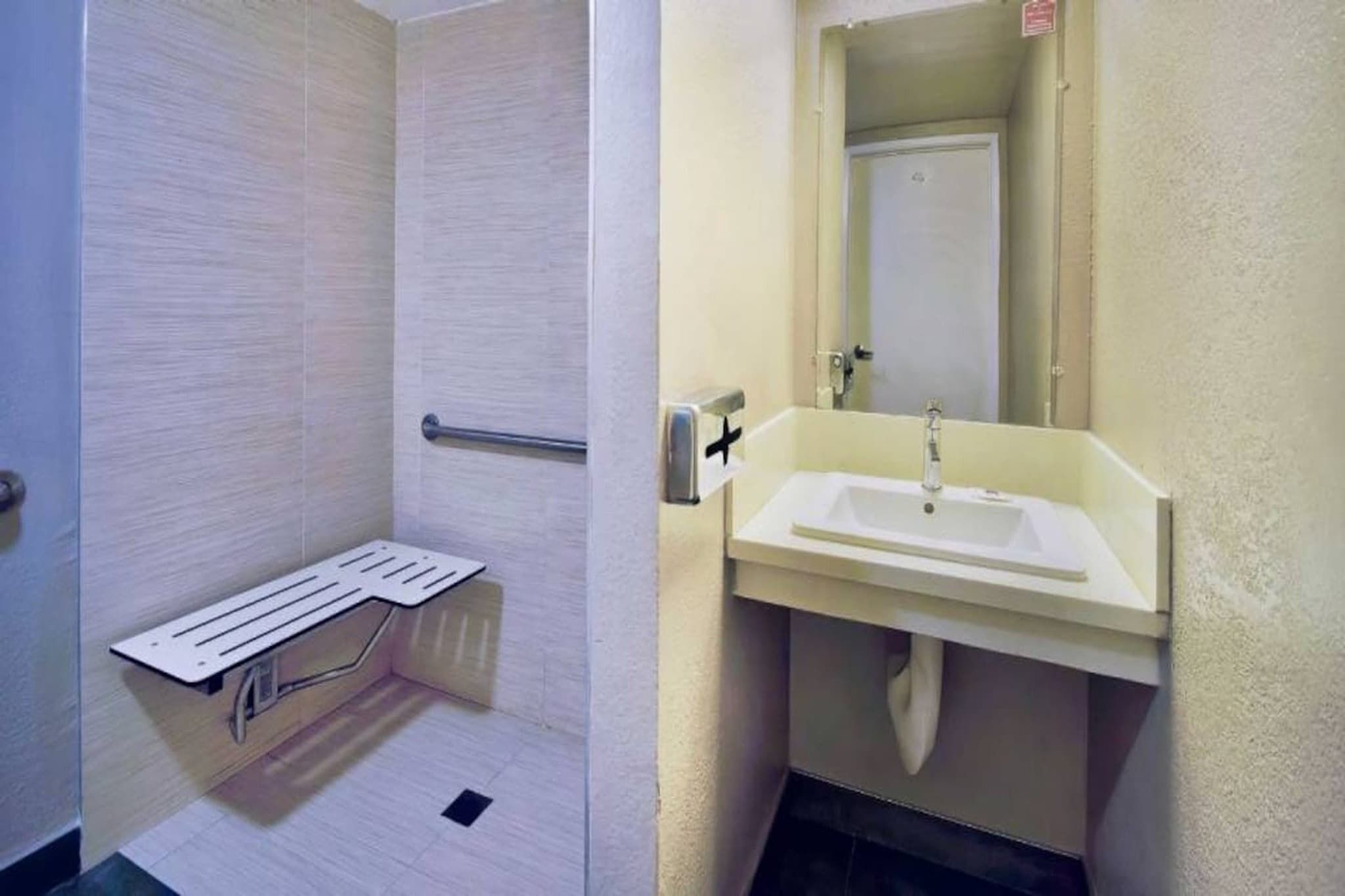 Une salle de bain avec une douche, des toilettes et un lavabo.