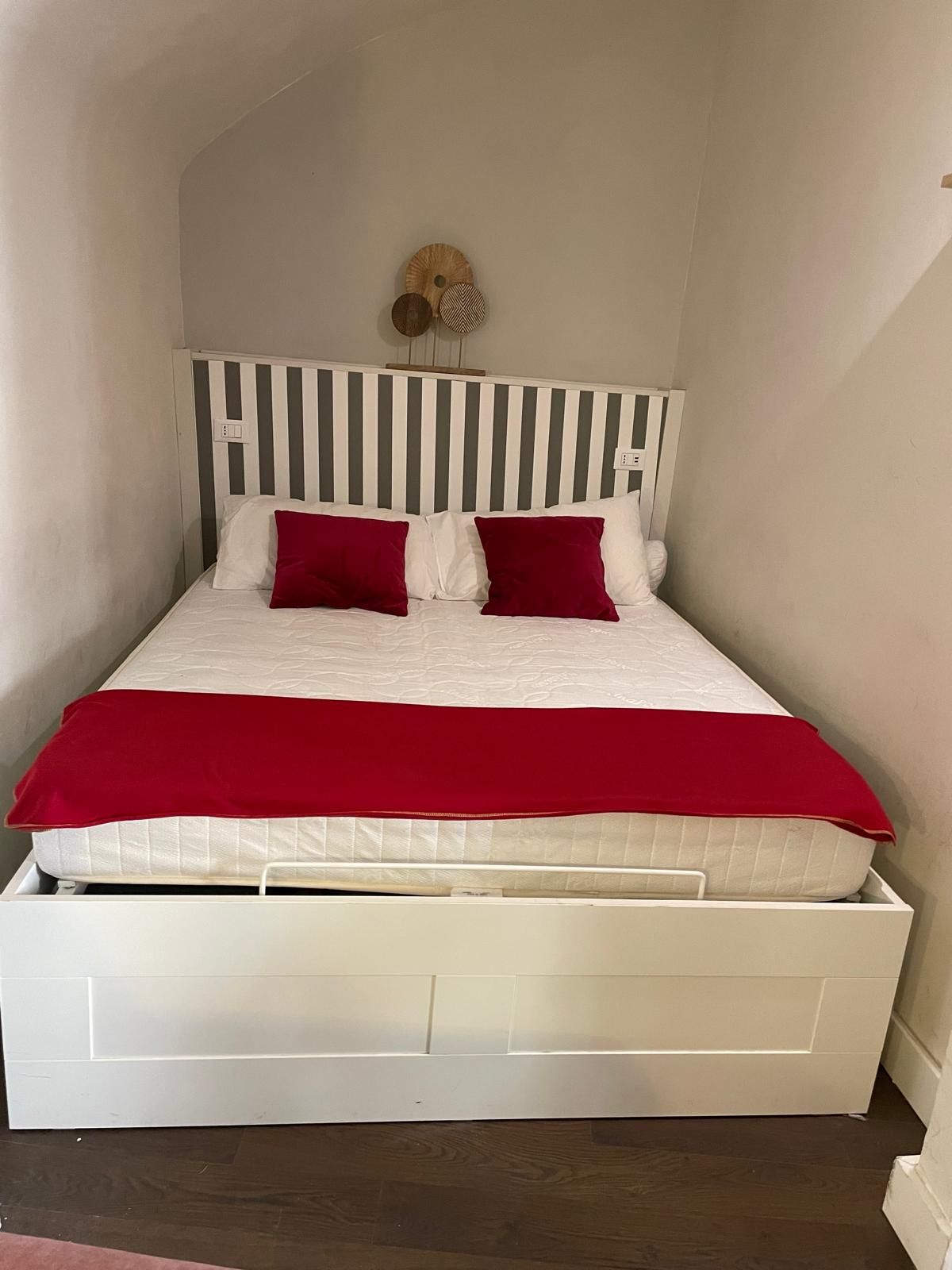 Iron/ironing board, bed sheets