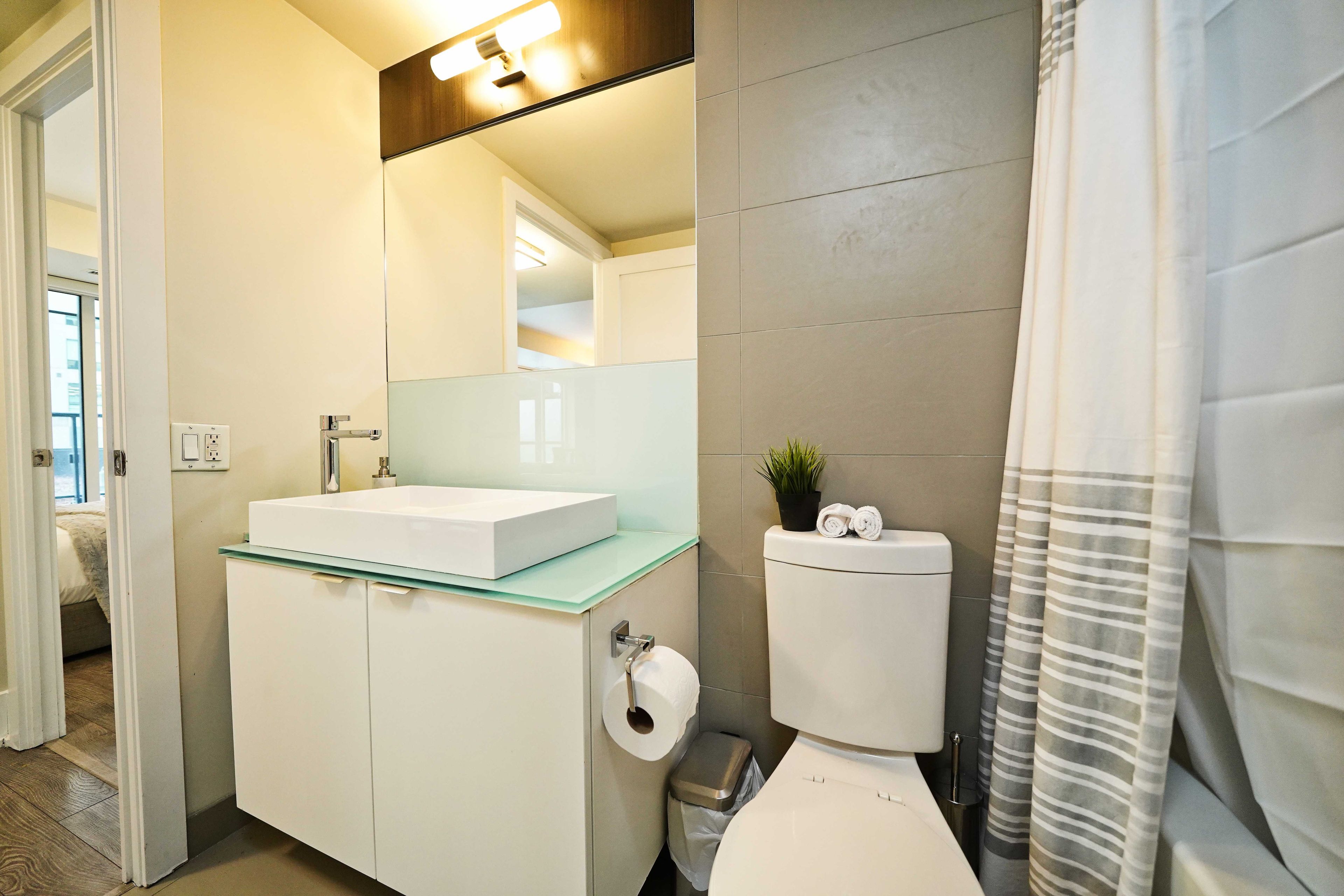 Een haardroger, een bidet, handdoeken, zeep