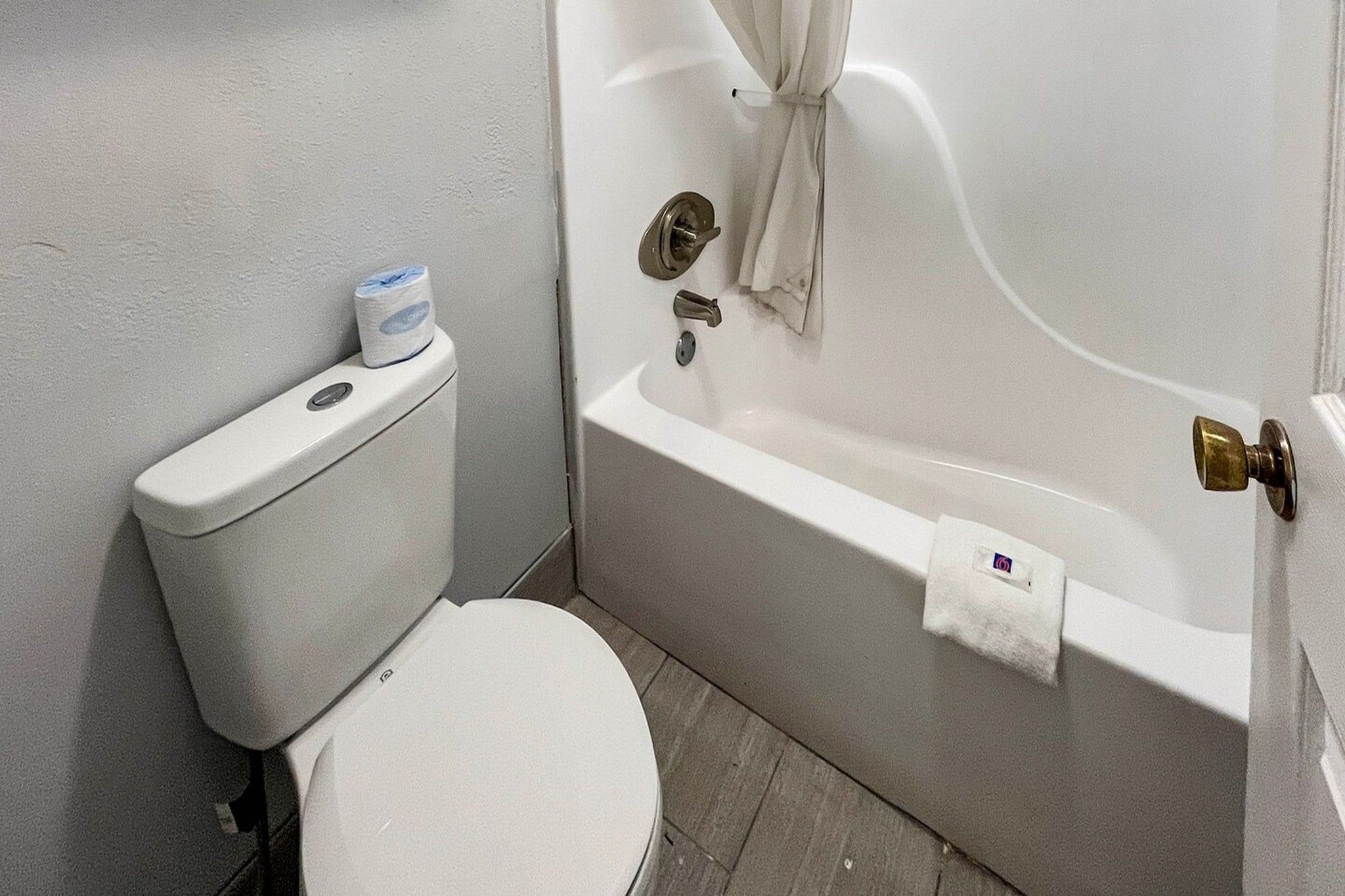 Ein Badezimmer mit Toilette und Badewanne.