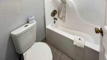 Ein Badezimmer mit Toilette und Badewanne.