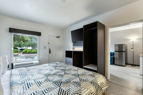1 King Bed | Non-Smoking, Micfridge