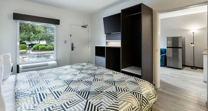 1 King Bed | Non-Smoking, Micfridge