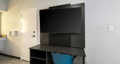 2 Full Beds | Non-Smoking, Kitchen