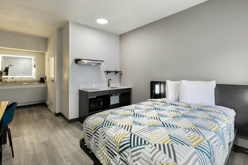 1 Queen Bed | Mobil Access Tub Nsmk Kitchen