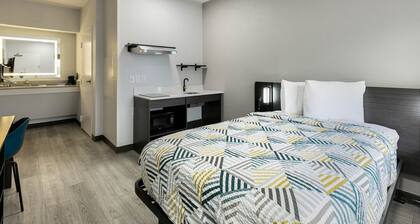 1 Queen Bed | Mobil Access Tub Nsmk Kitchen