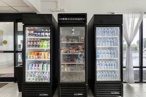 Drei Automaten mit einer Auswahl an Getränken und Snacks.