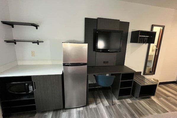 Interior - 1 King Bed | Non-Smoking, Micfridge (Urbana, IL)