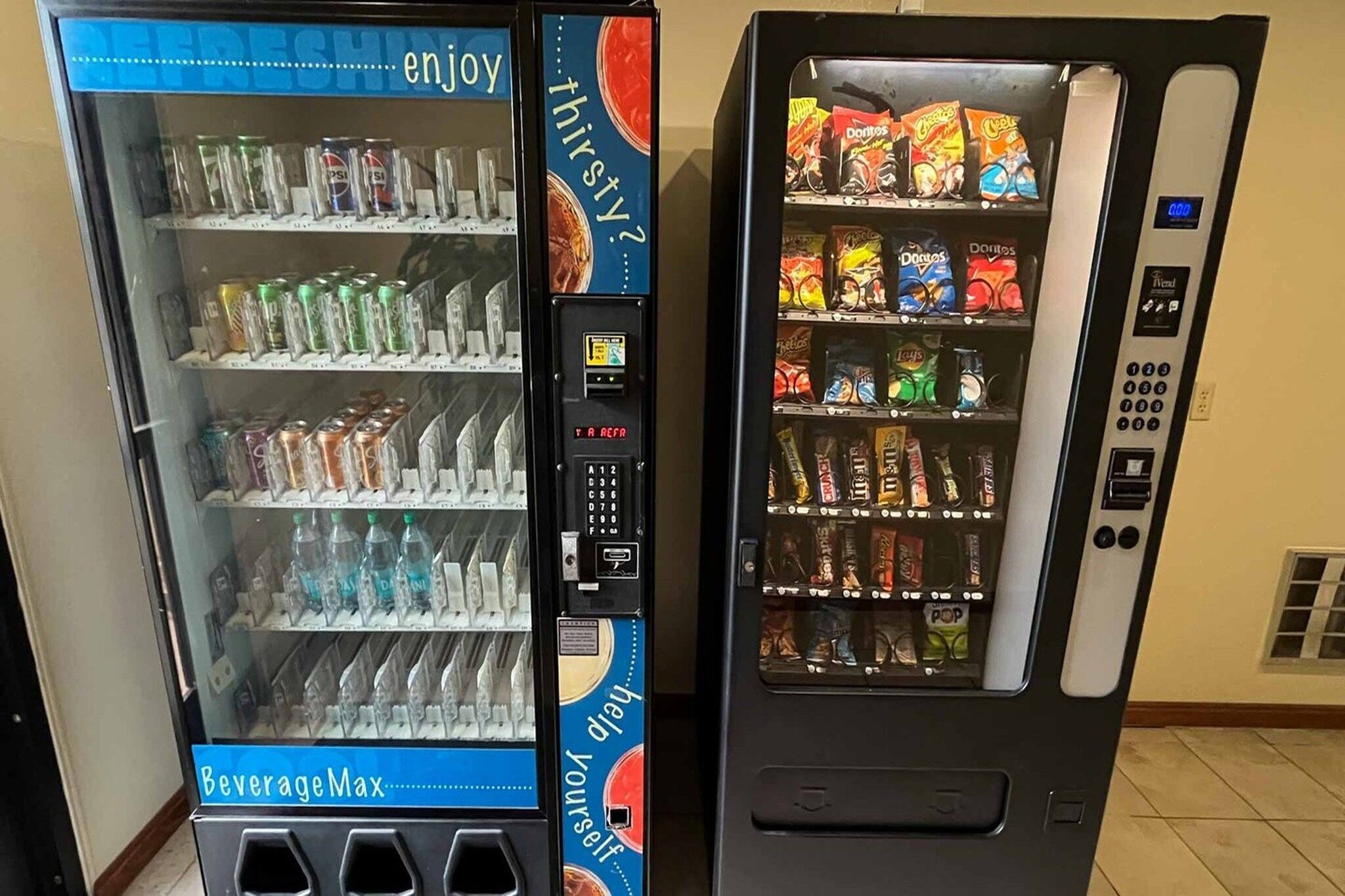 Dos máquinas expendedoras con diversas opciones de bebidas y aperitivos.