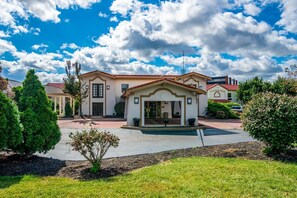 A building with a covered entrance, a driveway, and surrounding greenery. - 1 King Bed|Mobility|Tub|Nsmk|Micfridg (Hazelwood MO)