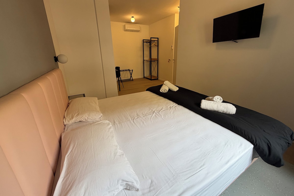 Comfort Room, Courtyard View