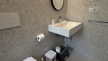 Room, Courtyard View | Bathroom