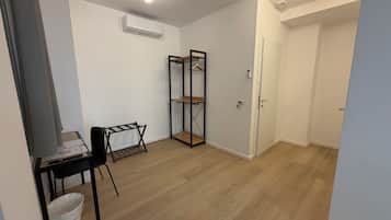 Comfort Room, Courtyard View | Interior