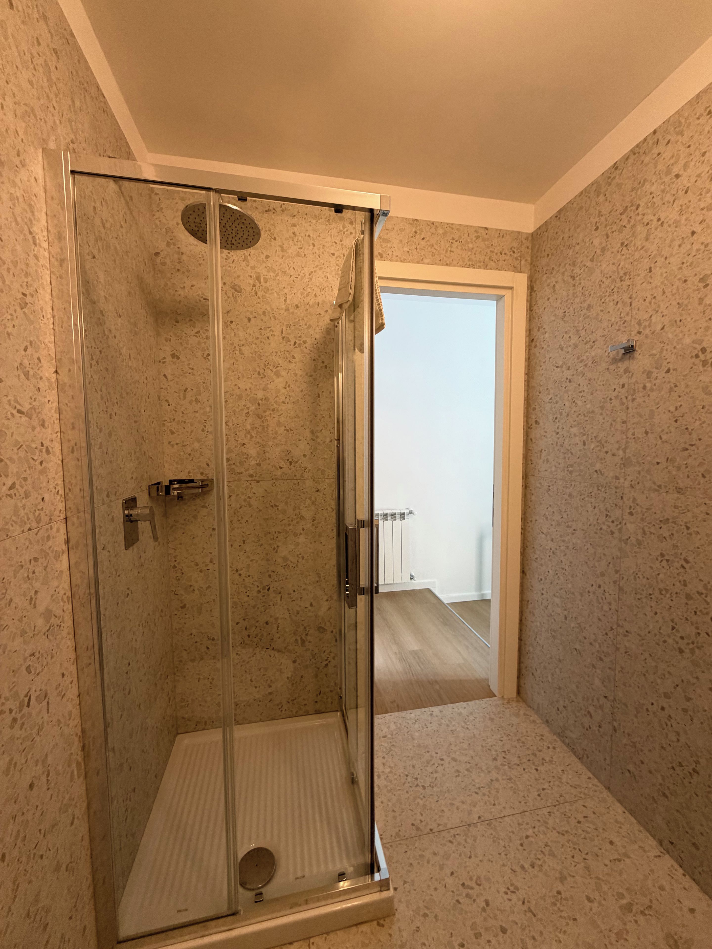 Zimmer, Balkon, Stadtblick | Badezimmer
