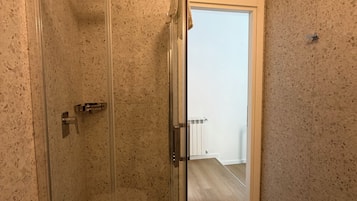 Zimmer, Balkon, Stadtblick | Badezimmer