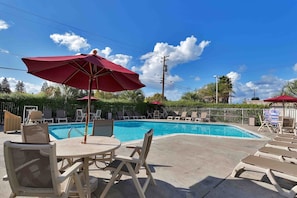 Pool - 2 Queen Beds | Non-Smoking (Santa Rosa CA)