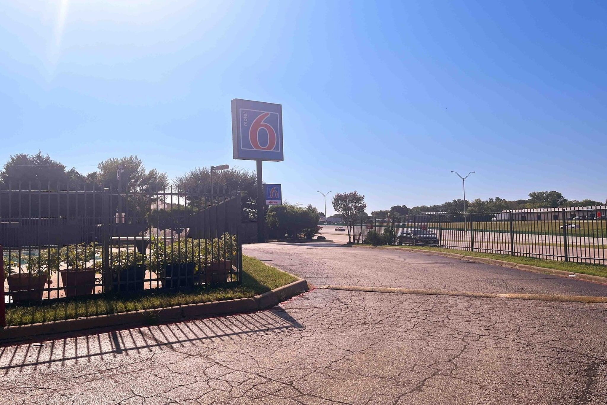 Un parking avec un grand panneau indiquant le numéro 6.