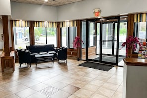 Lobby - 1 King Bed | Non-Smoking, Micfridge (Tiffin)