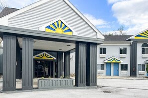 A building with a covered entrance and a distinctive sun design on the roof. - 1 King Bed | Non-Smoking, Micfridge (Tiffin)