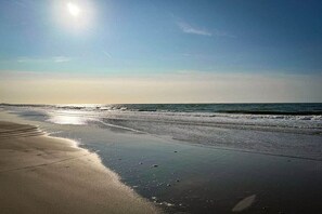 A beach with a clear sky and sunlight reflecting on the water. - North Sea Park Ouddorp - Müntefehr (Ouddorp)