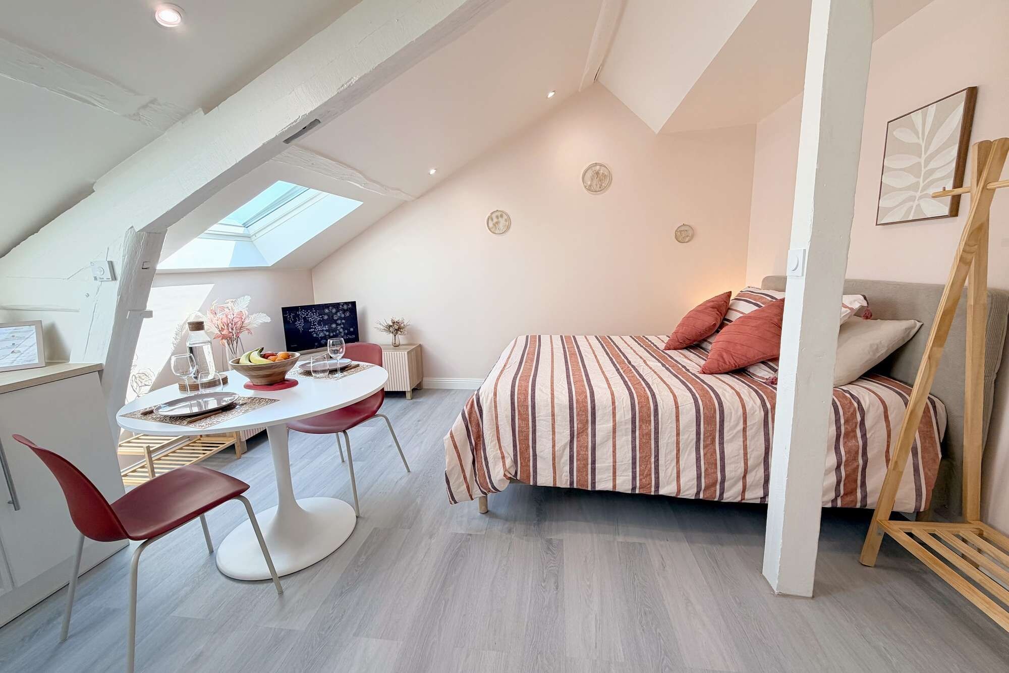 Quarto com cama, escrivaninha e cadeira.