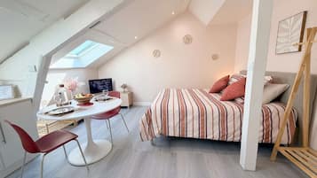 Quarto com cama, escrivaninha e cadeira.