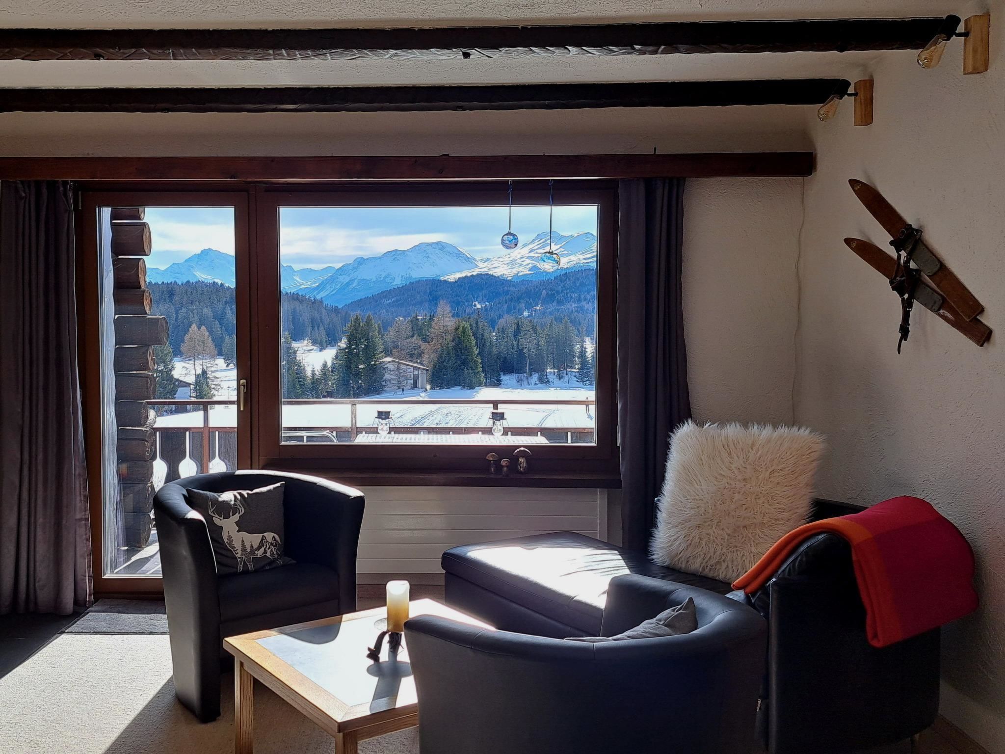 Ein gemütliches Wohnzimmer mit Blick auf schneebedeckte Berge.