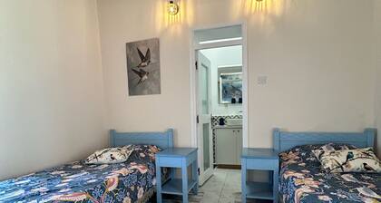 Birds of Paradise: An authentic vacation home just 6 minutes from the Mediterranean Sea.