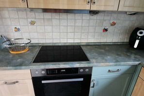 A kitchen with a built-in oven, a microwave, and a toaster. - Holiday home with 1 bedroom (Julianadorp aan Zee)