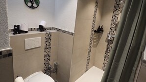 Bathroom - Vrbo Property (Rüdesheim am Rhein)
