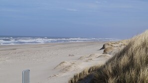 A beach with sand dunes and a clear sky. - VillaVilla 1005 - Vester Husby, Vestjylland (Ulfborg)