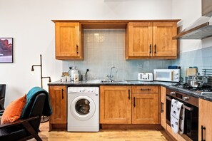 Private kitchen - Spacious 3BR Apartment in JQ with Parking & WiFi (Birmingham)